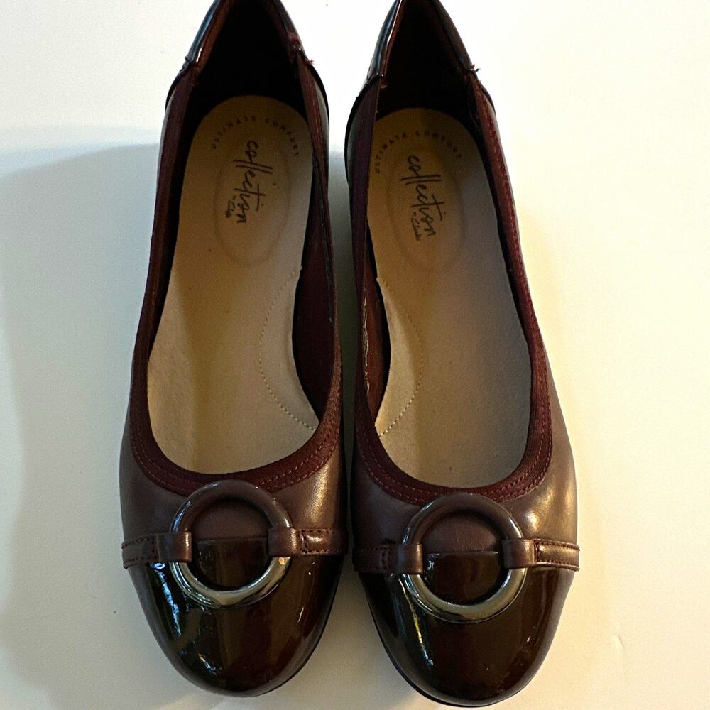 Clarks Womens Brown Ballet Flats size 9 M Slip-On Round Toe Buckle Accent EUC